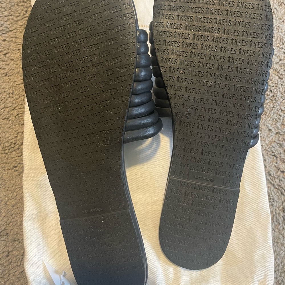 Tkees sandal brand new size 8!!!
